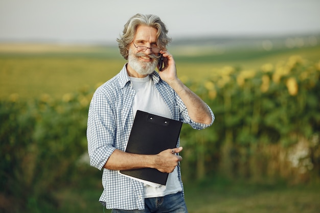 Bauer untersucht das Feld. Agronom oder Landwirt untersucht das Wachstum von Weizen.