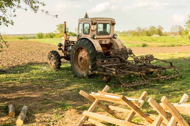 Bauernhof auf dem Land mit einem Traktor