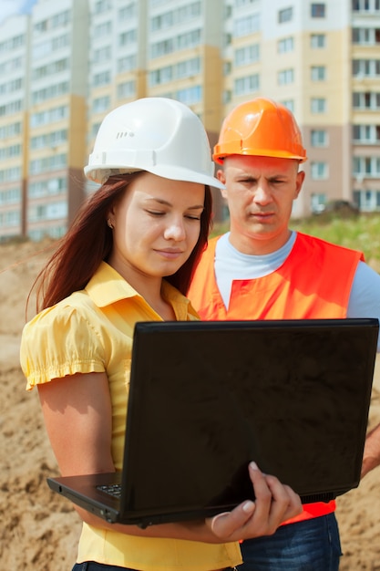 Bauherren in Hardhat-Arbeiten auf Baustelle