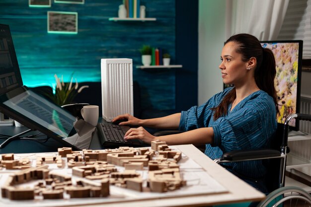 Bauingenieur, der im Büro an Maquette-Plan arbeitet