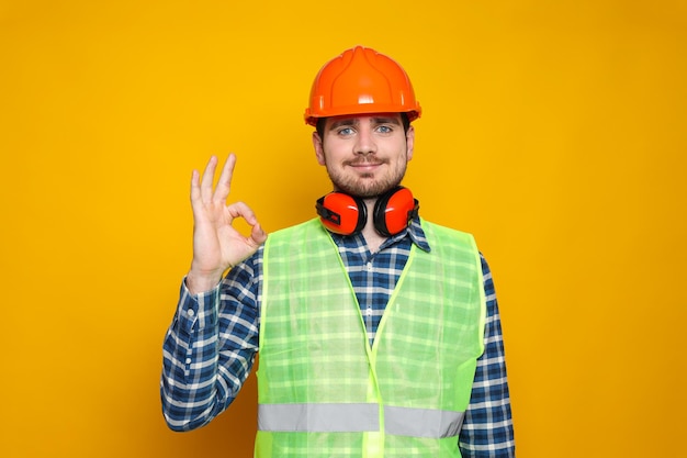 Kostenloses Foto bauingenieur des jungen mannes im sicherheitshut