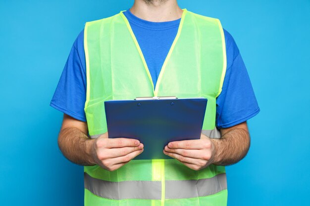 Bauingenieur mit Zwischenablage auf blauem Hintergrund