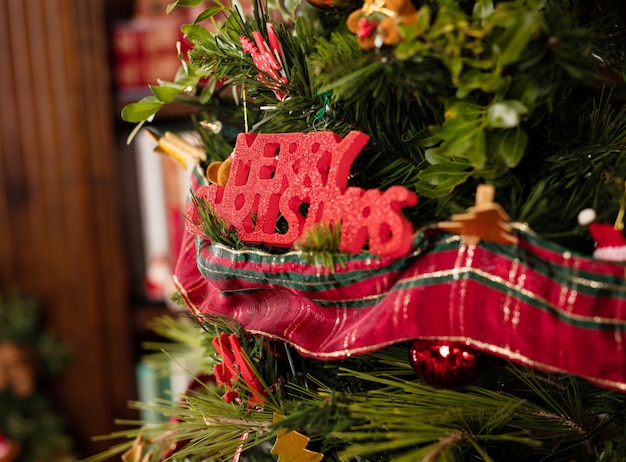 Baum mit Buchstaben von &quot;Merry Christmas&quot; in rot
