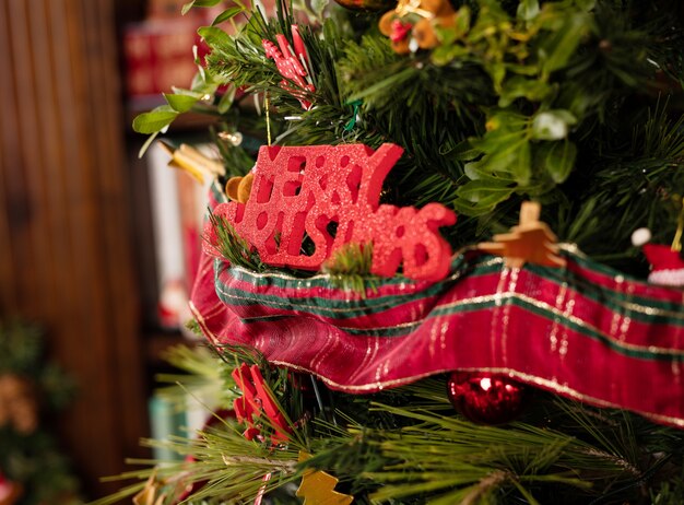 Baum mit Buchstaben von &quot;Merry Christmas&quot; in rot