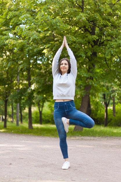 Baum Yoga Pose auf Park Gasse