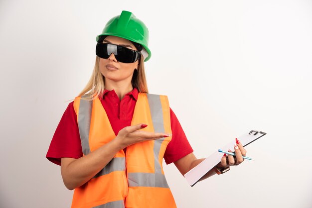 Baumeisterin mit Brille, die in der Zwischenablage angezeigt wird.