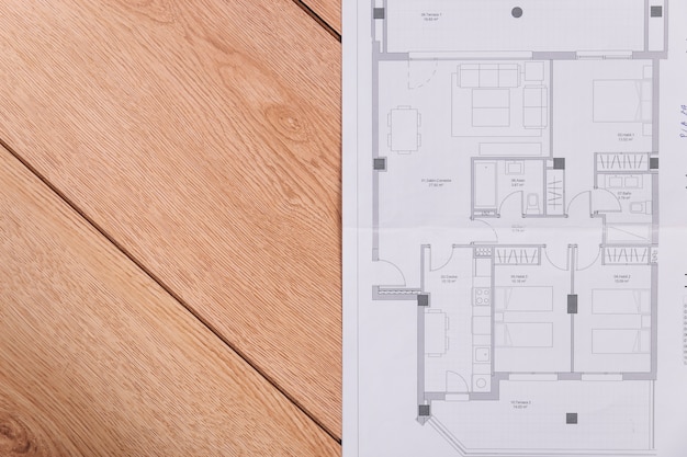 Bauplan auf Bretterboden