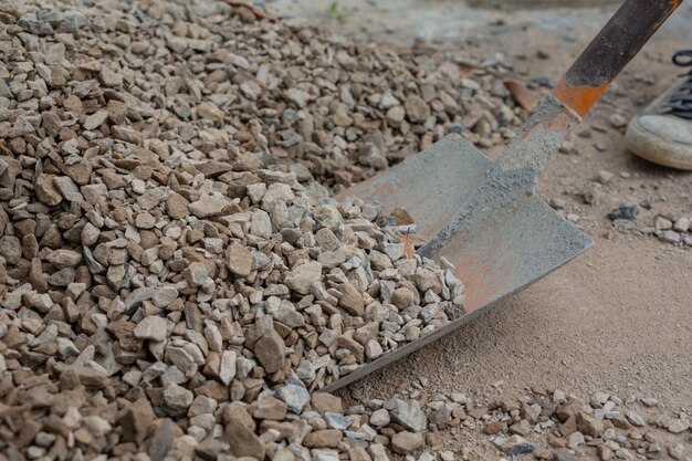 Bautechniker mischen Zement, Stein und Sand für den Bau.