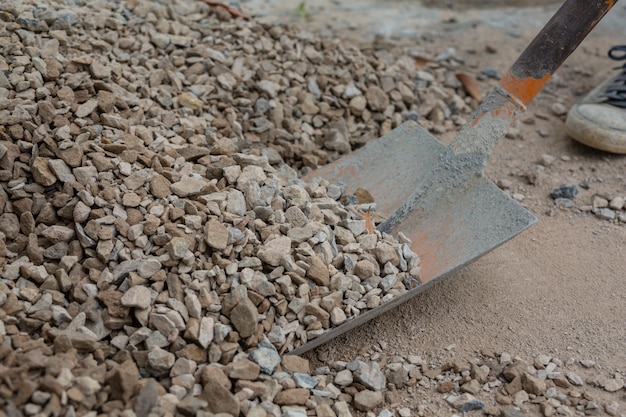 Bautechniker mischen Zement, Stein und Sand für den Bau.
