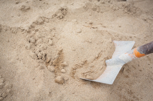 Bautechniker mischen Zement, Stein und Sand für den Bau.