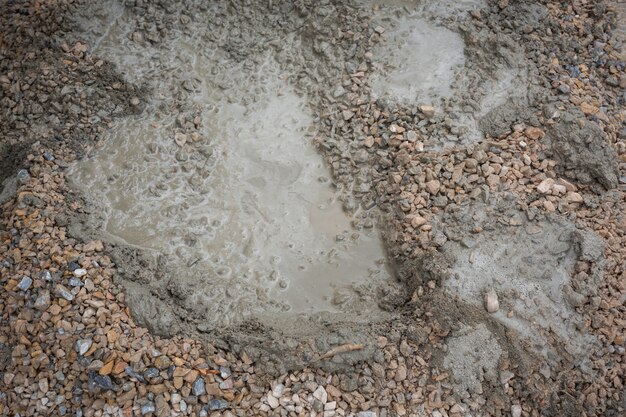 Bautechniker mischen Zement, Stein und Sand für den Bau.