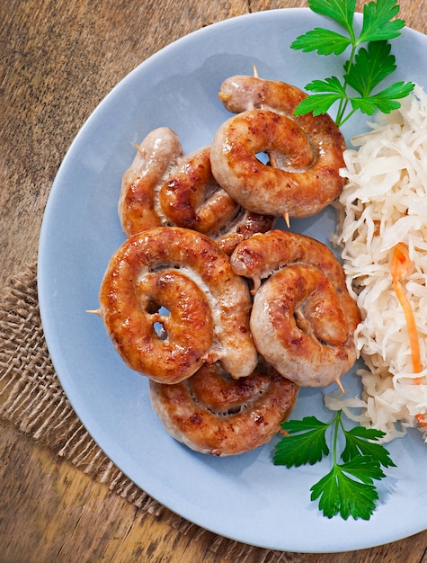 Kostenloses Foto bayerische bratwürste auf sauerkraut