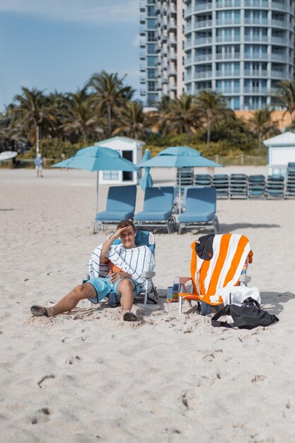 Beach Miami Florida USA, ein junger Mann, der sich in einer Sonnenliege am Strand ausruht.