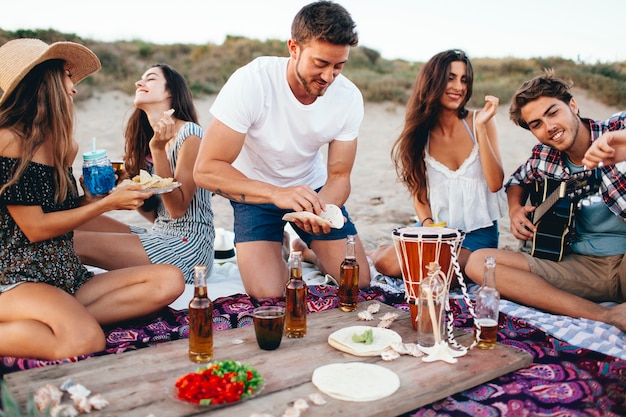 Kostenloses Foto beach-party-konzept mit gruppe von freunden