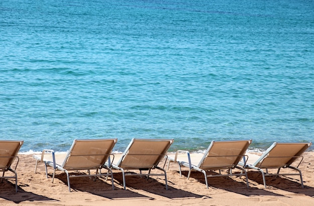 Beachfront mit Liegestühlen in Cannes Frankreich