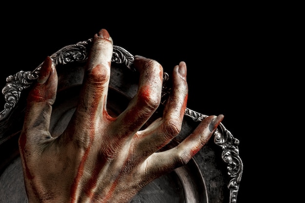 Beängstigend weibliche Zombiehand auf einem Spiegel