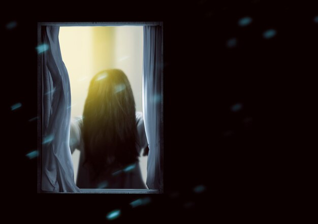 Beängstigende Geisterfrau, die auf dem Fenster steht. Halloween-Konzept