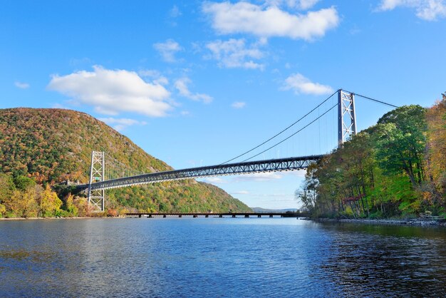 Bear Mountain mit Hudson River und Brücke im Herbst mit buntem Laub und Wasserreflexion.