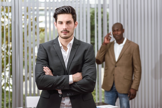 Bearded Arbeiter und verschränkten Armen im Büro