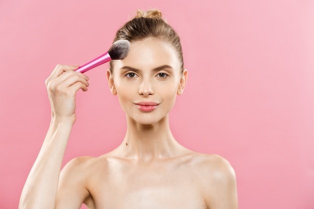 Beauty-Konzept - Close up Portrait von attraktiven kaukasischen Mädchen mit Schönheit natürlichen Haut isoliert auf rosa Hintergrund mit Kopie Raum.