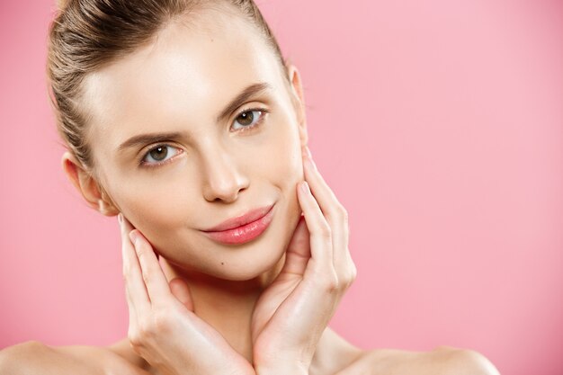 Beauty-Konzept - Close up Portrait von attraktiven kaukasischen Mädchen mit Schönheit natürlichen Haut isoliert auf rosa Hintergrund mit Kopie Raum.