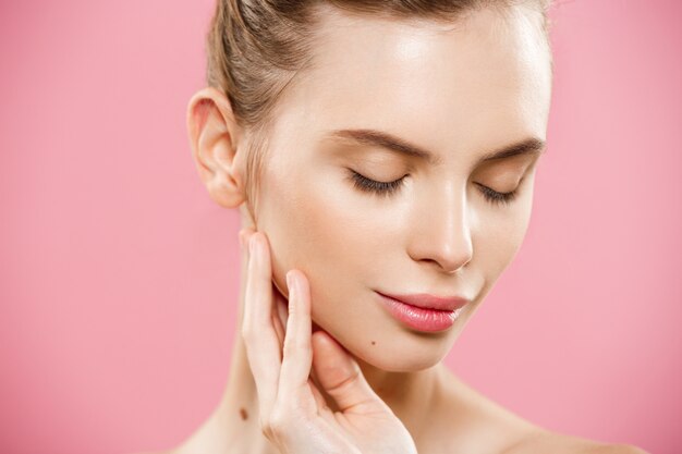 Beauty-Konzept - Close up Portrait von attraktiven kaukasischen Mädchen mit Schönheit natürlichen Haut isoliert auf rosa Hintergrund mit Kopie Raum.