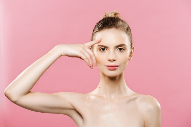 Beauty-Konzept - Schöne Frau mit sauberen frischen Haut close up auf rosa Studio. Hautpflege Gesicht. Kosmetologie.