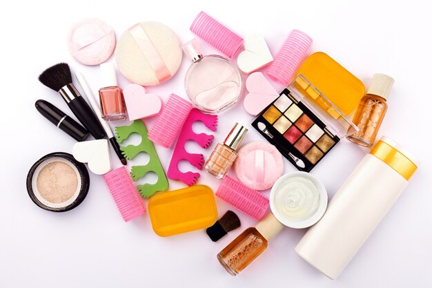 Beauty Spa Feminine Konzept. Verschiedene Make up Beauty Care Essentials Kosmetik auf Flat Lay weißen Hintergrund. Draufsicht. Über.