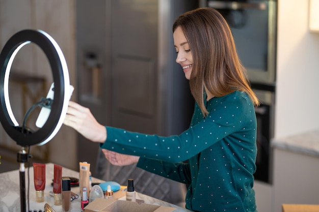 Kostenloses Foto beauty-tutorial. hübsche junge frau, die dem online-publikum beauty-tipps erzählt