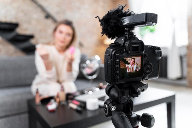 Beauty Vlogger macht ein Video zu Hause