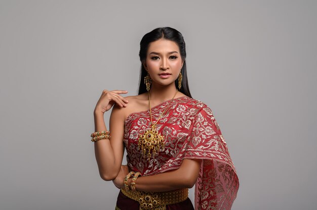 Beautyful thailändische Frau, die thailändisches Kleid trägt