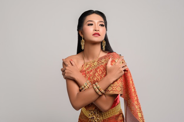 Beautyful thailändische Frau, die thailändisches Kleid trägt