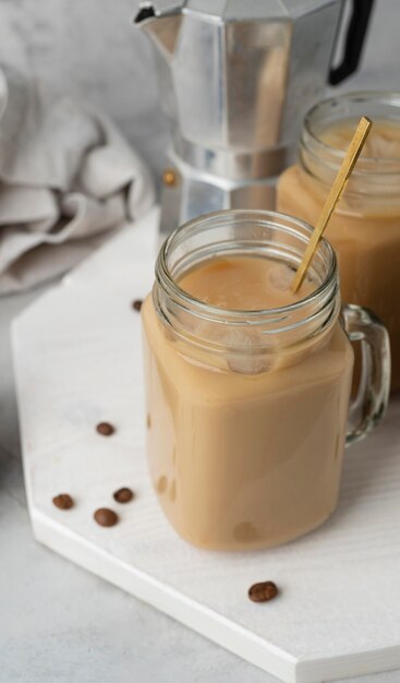 Becher mit Kaffee auf dem Tisch