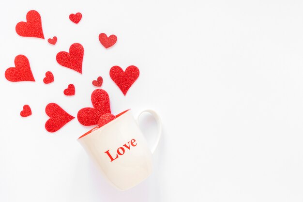 Becher mit Liebe und Herzen für Valentinsgrüße