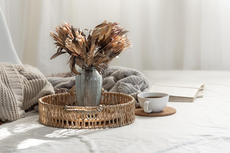 Kostenlose Foto becher und getrocknete blumen in einer vase im innenraum des wohnzimmers