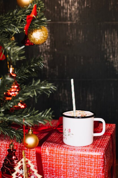 Becher unter dem Weihnachtsbaum