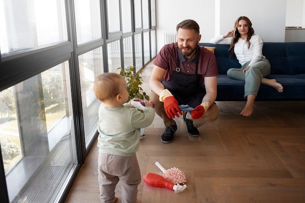 Kostenloses Foto bediensteter, der kleinen jungen babysittet