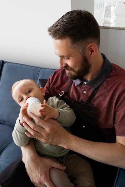 Bediensteter, der kleinen Jungen babysittet