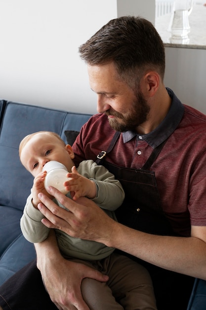 Bediensteter, der kleinen Jungen babysittet