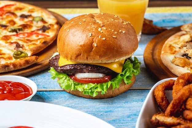 Beef Burger Fleisch Salat Tomaten Käse Seitenansicht