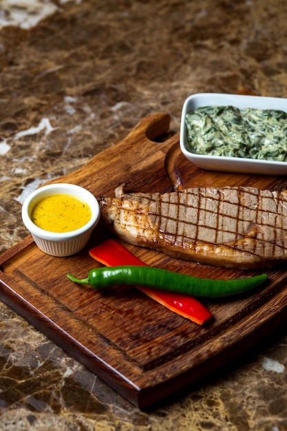 Beefsteak mit Joghurt-Kräuter-Mischung, roter und grüner Paprika