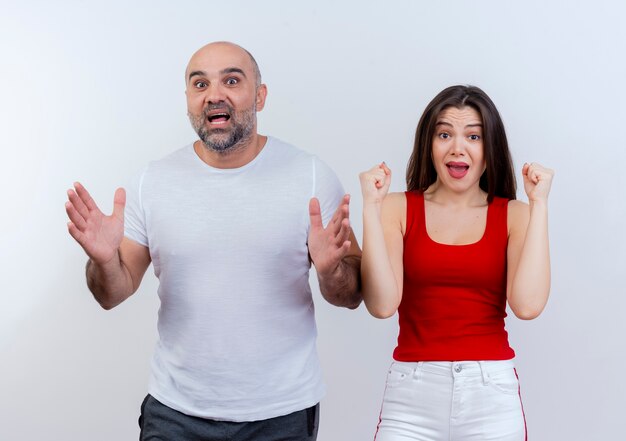 Beeindruckte erwachsene Paar Mann spreizt Hände Frau geballte Fäuste beide suchen