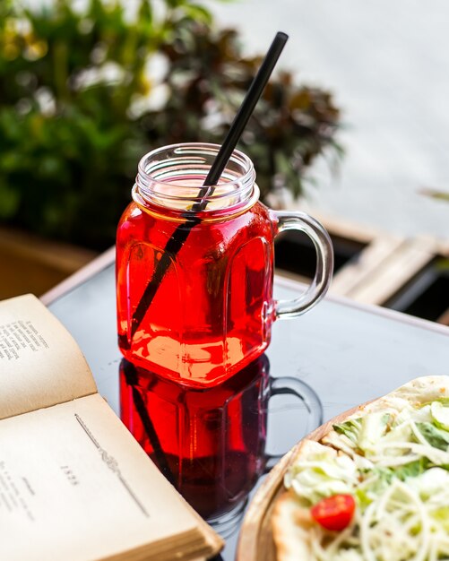 Beere Limonade auf dem Tisch im Glaskrug mit Strohseitenansicht