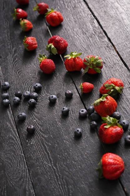 Kostenloses Foto beeren auf dem holztisch