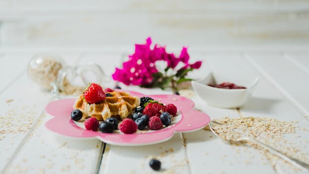 Beeren und köstliche Waffeln