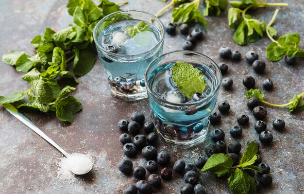 Beeren und Minze um erfrischende Blaubeer-Getränke