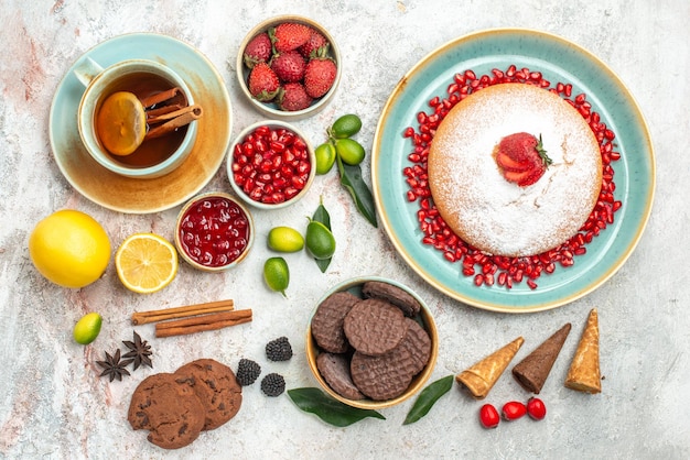 Beeren und Tee Marmelade Zitrone Zimt eine Tasse Tee der Kuchen mit Beeren Kekse