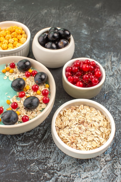 Beeren weiße Schalen mit Haferflocken-Trauben und gelben Bonbons mit roten Johannisbeeren