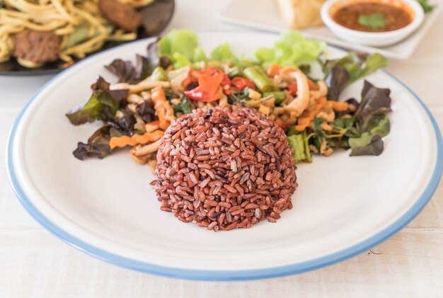 Beerenreis mit gebratenem Tofu-Protein und Basilikum