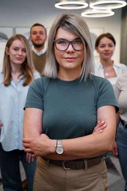 Befähigte Geschäftsfrau, die in der Stadt arbeitet